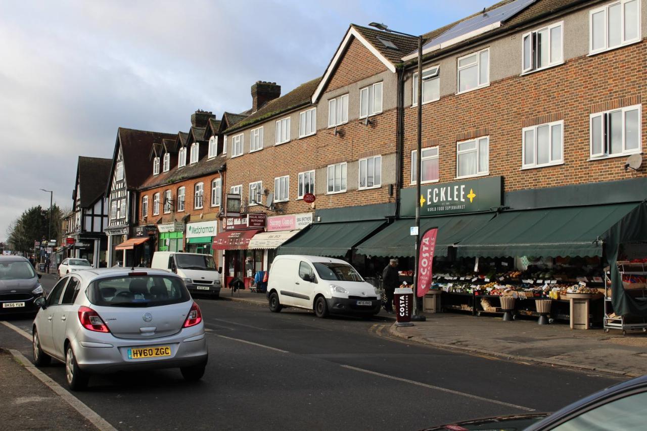 Beautiful 4b.2ba House + Office Holiday home Raynes Park