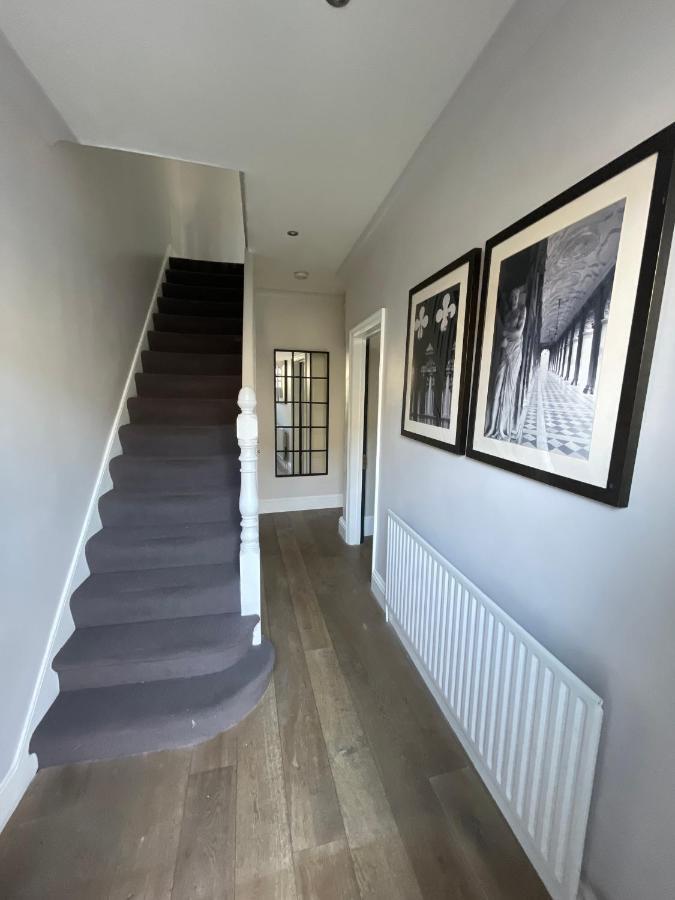 Beautiful 4b.2ba House + Office Holiday home Raynes Park
