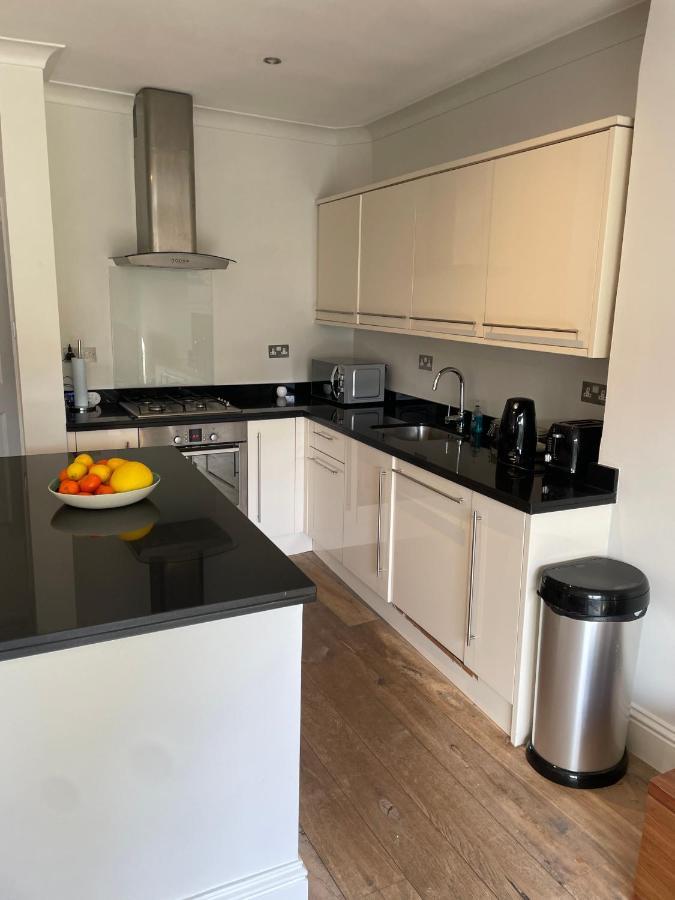 Beautiful 4b.2ba House + Office Holiday home Raynes Park
