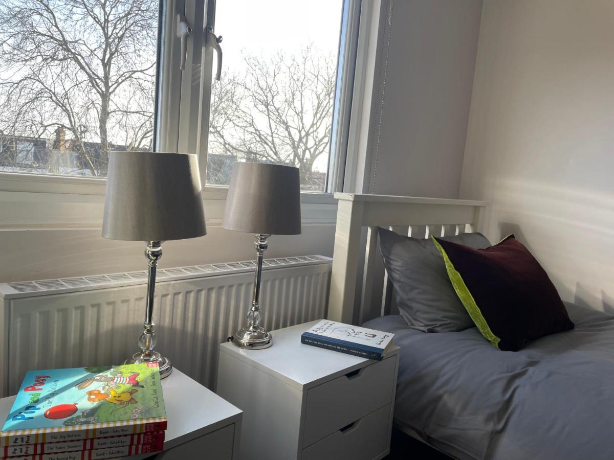 Beautiful 4b.2ba House + Office Holiday home